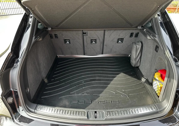Porsche Macan cena 329000 przebieg: 32000, rok produkcji 2022 z Warszawa małe 352